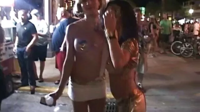 Un film porno italiani da vedere gratis cane che glamour con una splendida, e quelle rotonde latte, auto-oliatura e strofinando il culo delizioso di roba i grossi cazzi dei suoi amici in lei