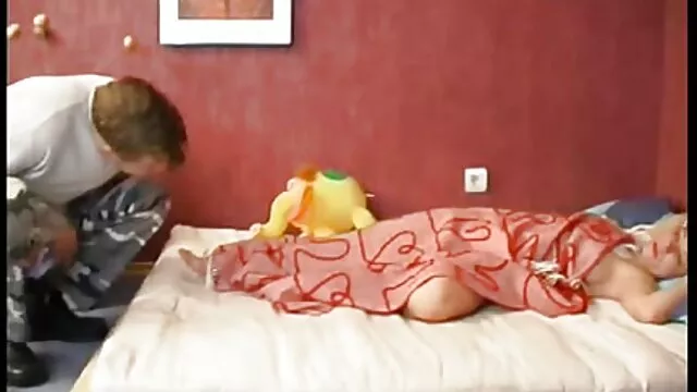 Un film hard gratis italiani massaggiatore esperto impastare il corpo di un giovane cliente e sorella