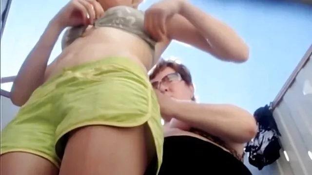 Sexy phat culo video gratis di donne mature italiane bellezza in un bikini rosso scopa con un maschio
