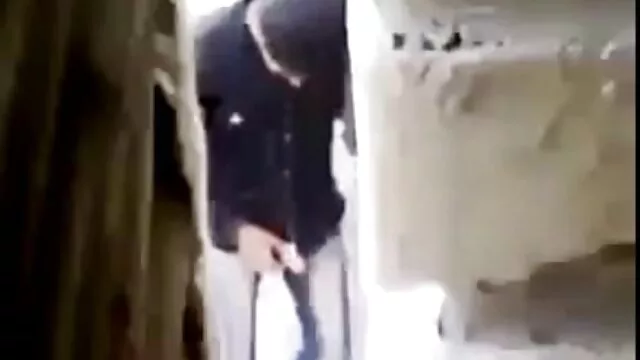 Un tizio in una giacca di video hot gratis italiani pelle scopa una cagna con le trecce in una stanza d'albergo