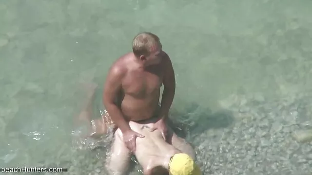 Famoso cartone animato dei Flintstones, ma solo in versione porno. I ragazzi decidono di scambiare le loro mogli e portare loro una sorta di grotta che ha tenuto una dura lotta, prima che il suono di un dinosauro rosa parcheggiata nelle vicinanze correre a porno film italiani gratis