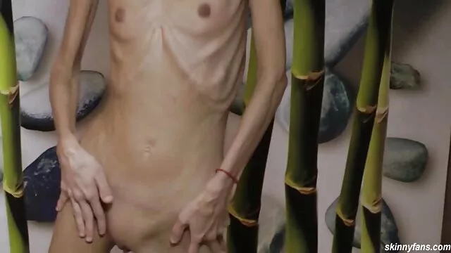 Una giovane cagna in calze, free porno italiano gratis pissing e accarezzando un L.