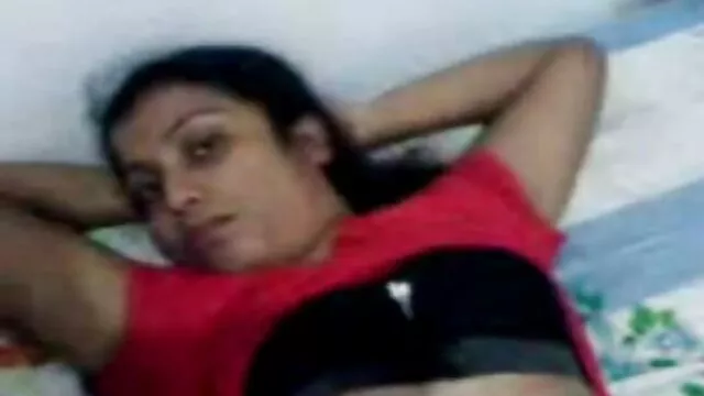 Un biondo studente video lesbo gratis italiani succhia un cazzo a un sleeping insegnante e sorella con lui