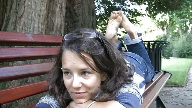 Una video donne mature italiane gratis ragazza deve sacrificarsi per il giardiniere vecchio