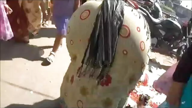 Una ragazza sottile che gioca con donne mature italiane gratis il suo amore e lei con lui in L.