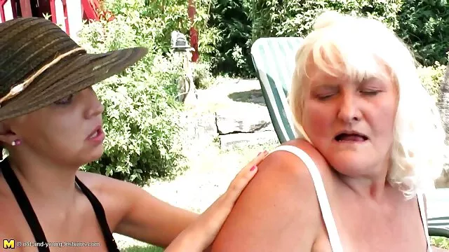 Un pulcino bambino seduto nella foresta e mettere il dito sulla figa, solo a causa della i migliori siti porno gratis italiani noia