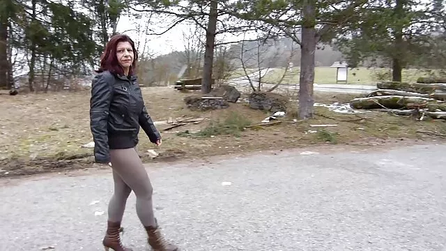 Una ragazza deliziosa agitando culo rotondo davanti film trans italiano gratis a un nuovo amico, e poi succhiare il cazzo di lui in bocca
