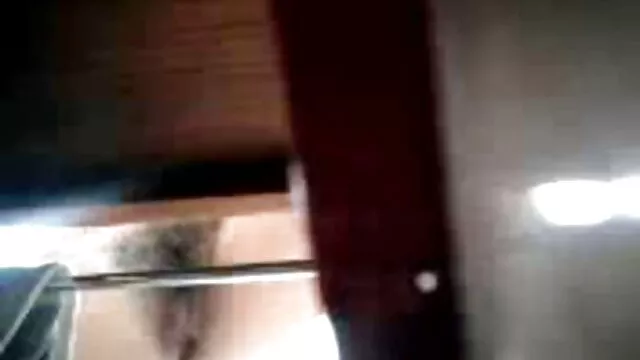 Una bella ragazza, è andato nella vasca da bagno in mutande e accarezzando se stessa attraverso le film italiani hard gratis mutandine