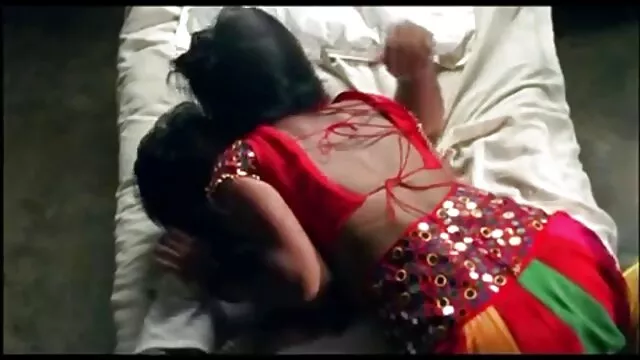 Bruna con codino e grandi tette film porno italiani gratuiti succhia un cazzo lungo
