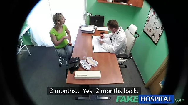 Una bionda tettona con sorella di silicone la sua figa rasata con le dita italiane hard gratis davanti a un monitor di webcam