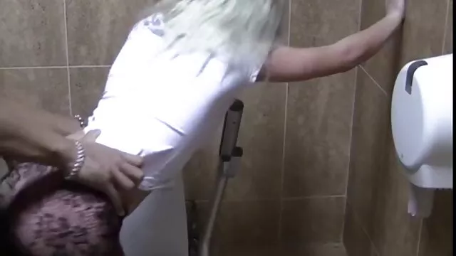 Wing brush per giovane ragazza, bionda, ricorda Joni, che ha incontrato una settimana fa in un bar e lui la tirò nella stanza degli uomini,dove l'ha scopata duramente. Cane i ricordi versando, upskirt e delicatamente film pornoitaliani gratis cazzo se stessa